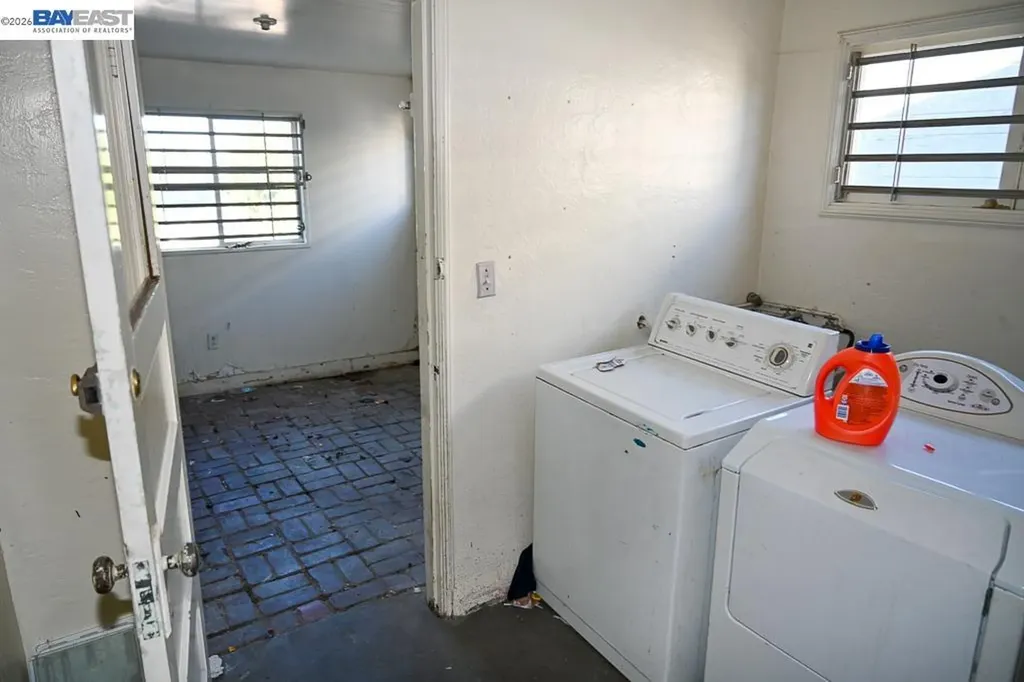 8809 Seneca Street Oakland CA 94605