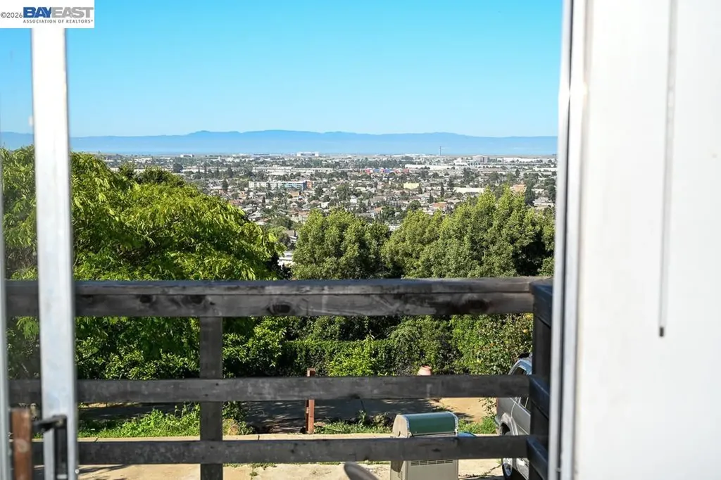 8809 Seneca Street Oakland CA 94605
