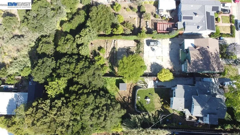 8809 Seneca Street Oakland CA 94605