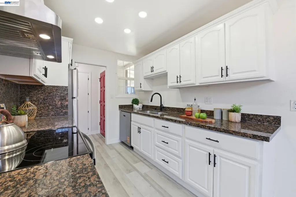 31070 Meadowbrook Avenue Hayward CA 94544