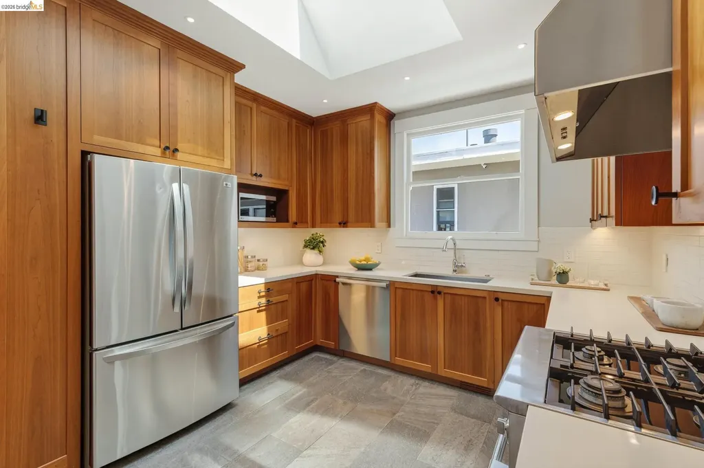 5501 Thomas Avenue Oakland CA 94618