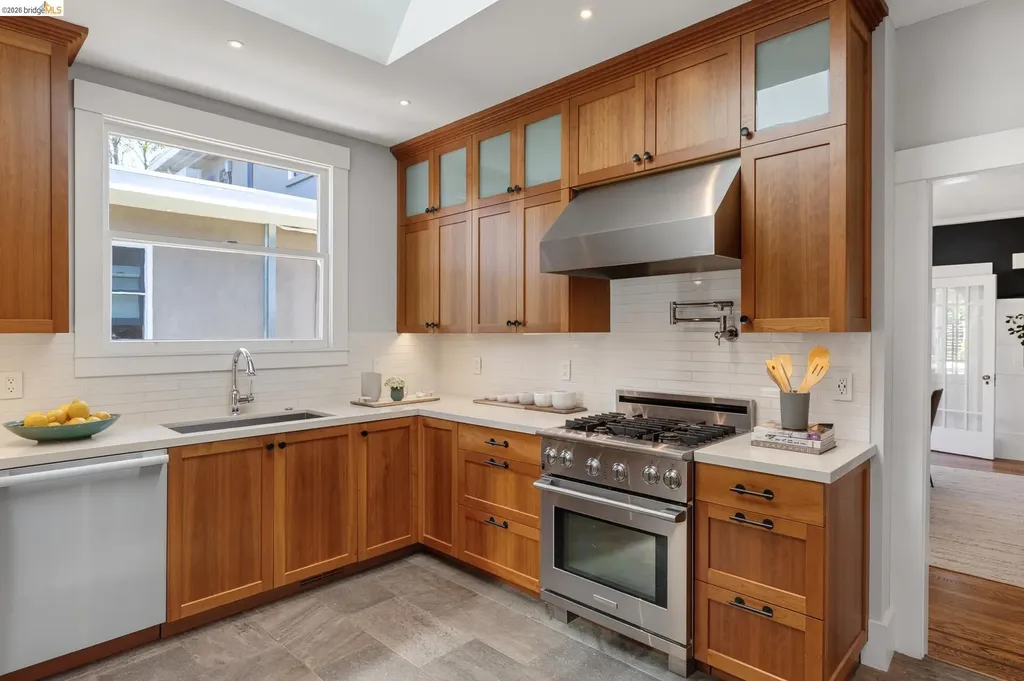5501 Thomas Avenue Oakland CA 94618