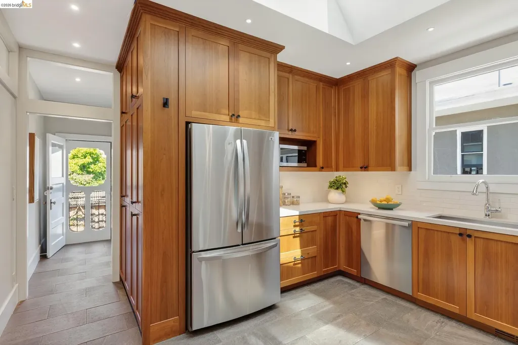 5501 Thomas Avenue Oakland CA 94618