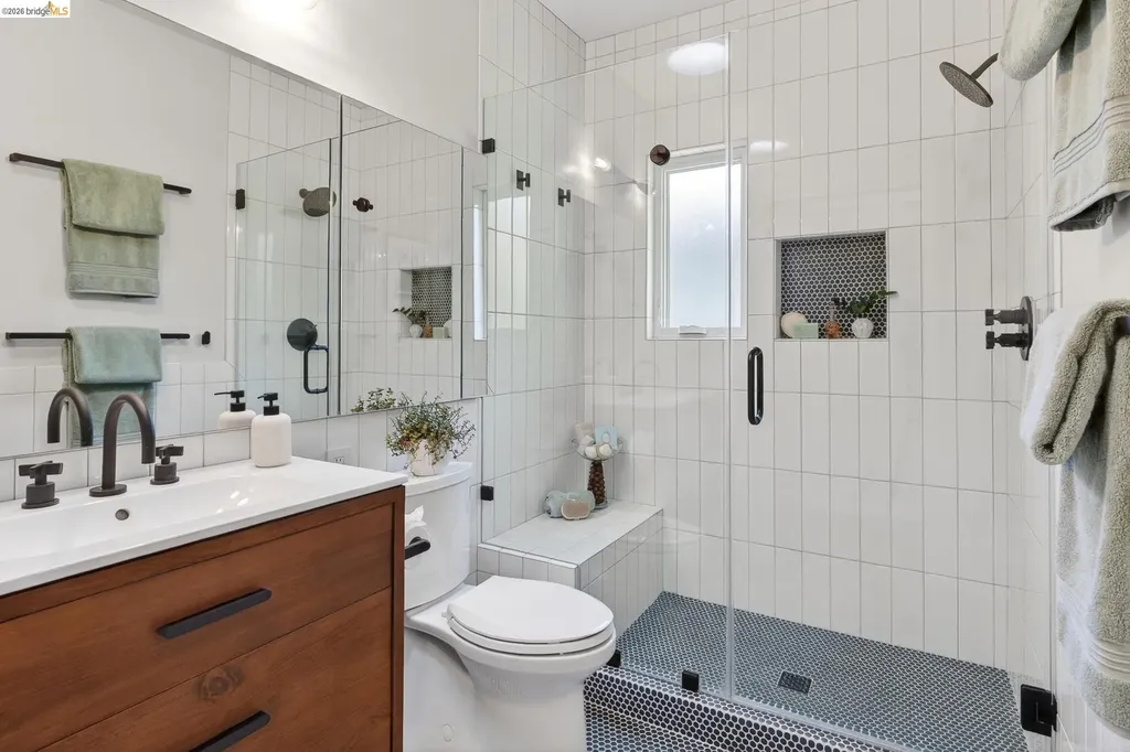 5501 Thomas Avenue Oakland CA 94618