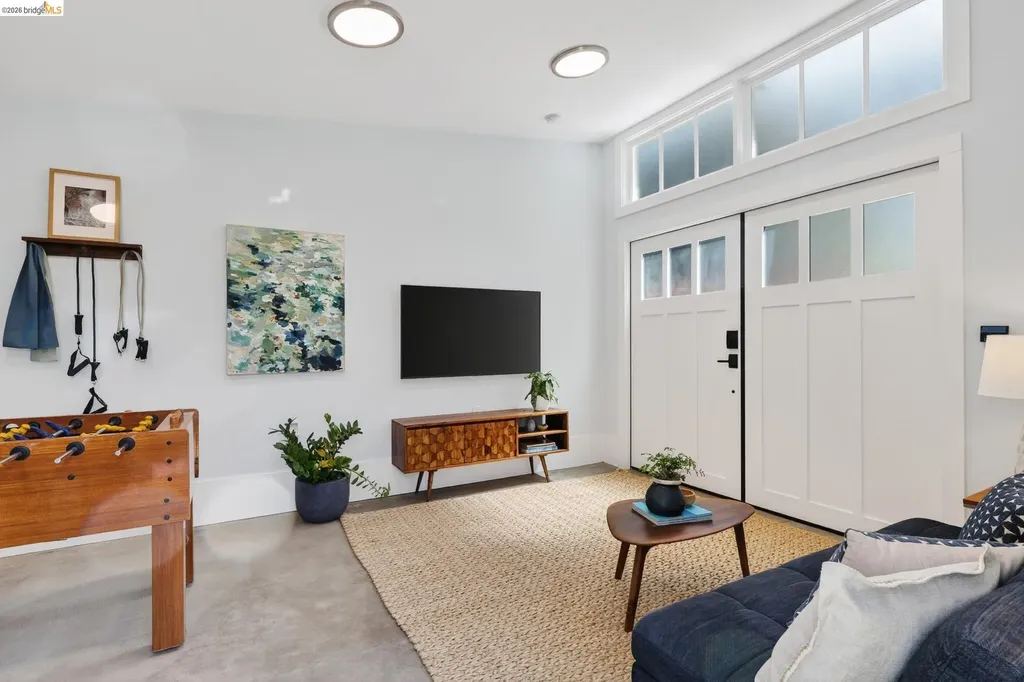 5501 Thomas Avenue Oakland CA 94618