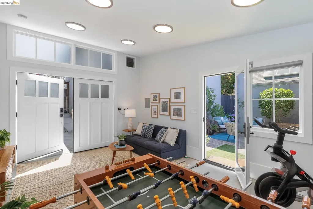 5501 Thomas Avenue Oakland CA 94618