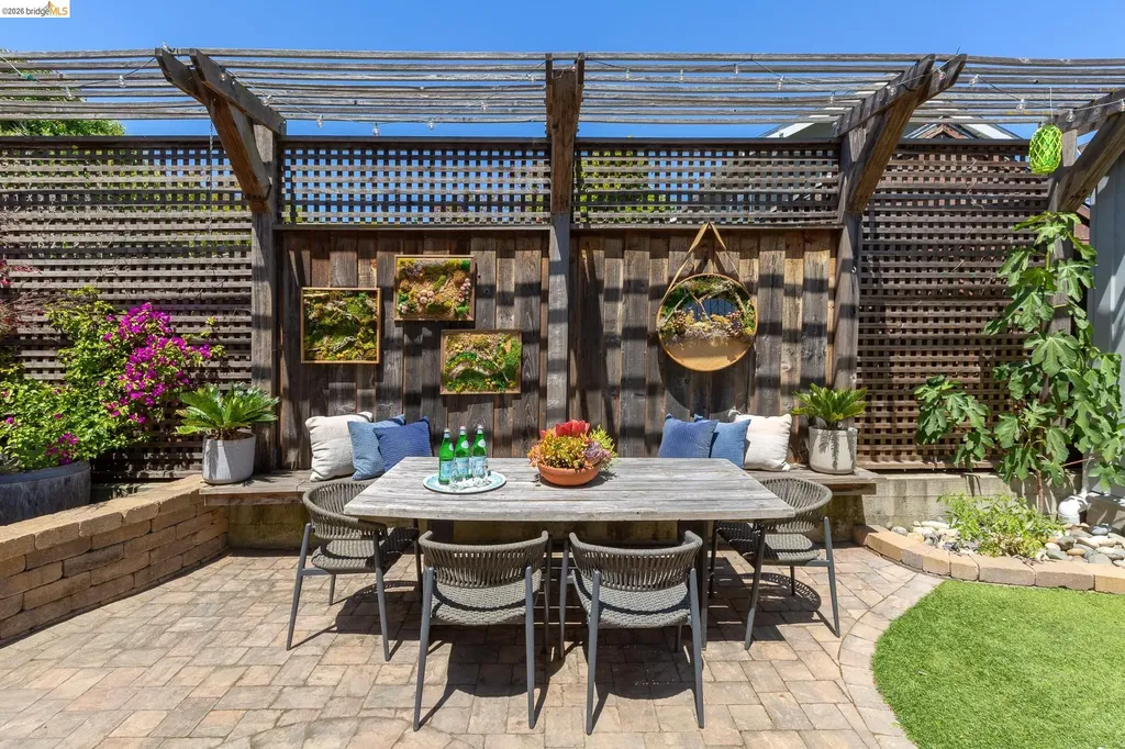 5501 Thomas Avenue Oakland CA 94618