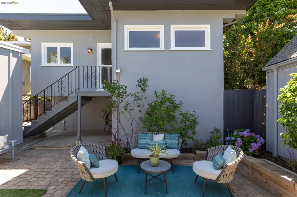 5501 Thomas Avenue Oakland CA 94618