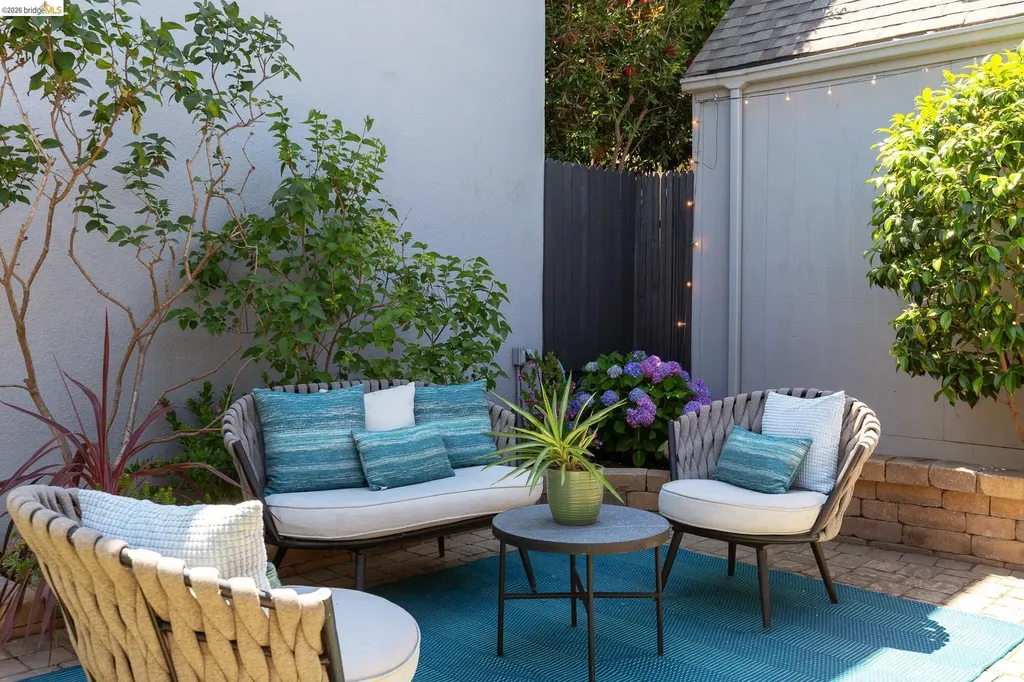 5501 Thomas Avenue Oakland CA 94618