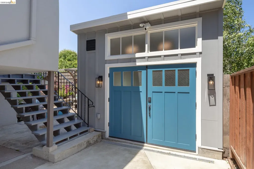 5501 Thomas Avenue Oakland CA 94618