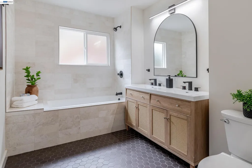 4827 Trinidad Oakland CA 94602