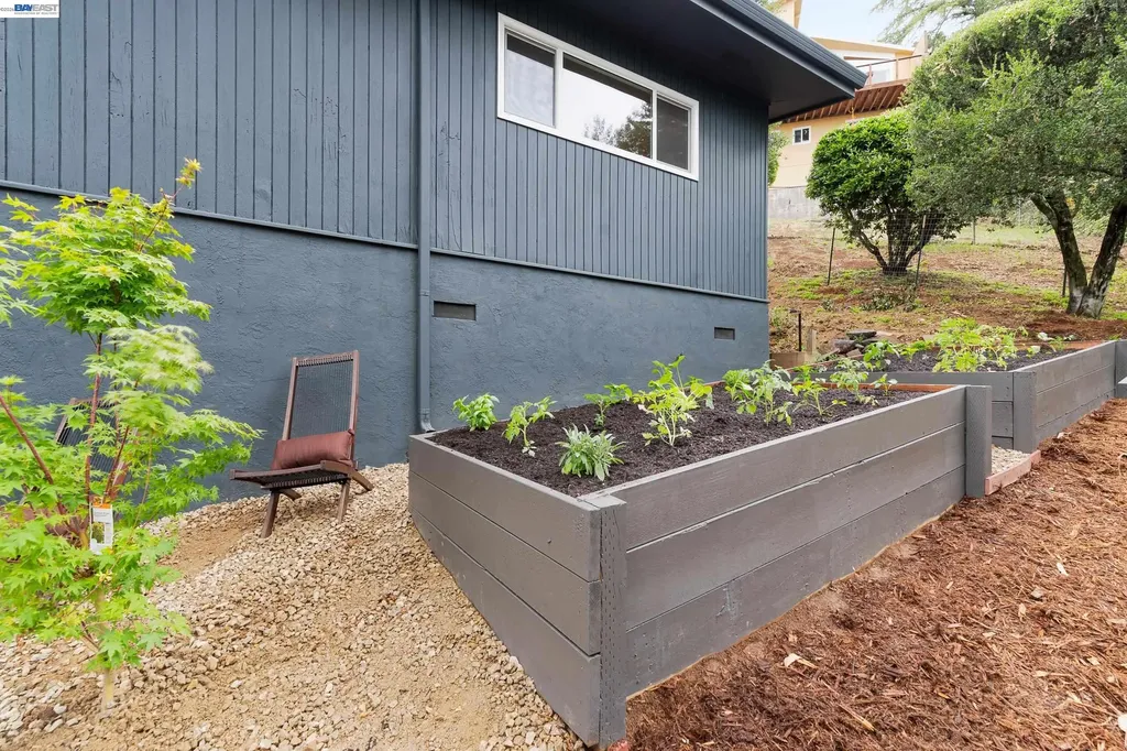 4827 Trinidad Oakland CA 94602