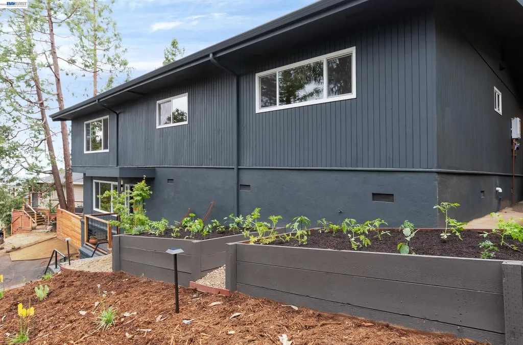 4827 Trinidad Oakland CA 94602