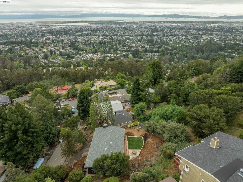 4827 Trinidad Oakland CA 94602