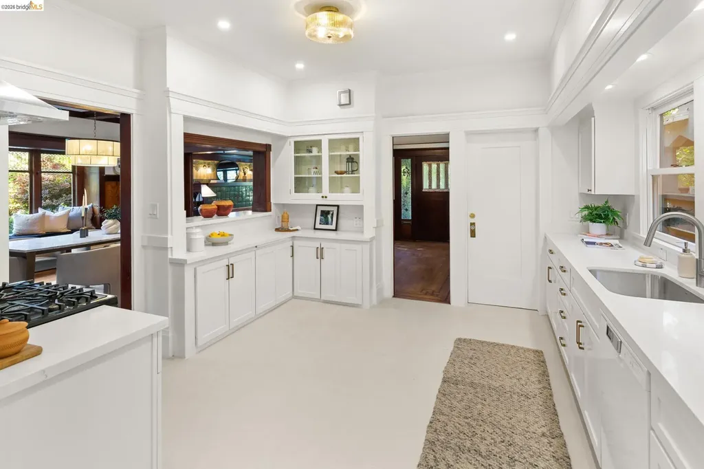 5690 Ocean View Drive Oakland CA 94618