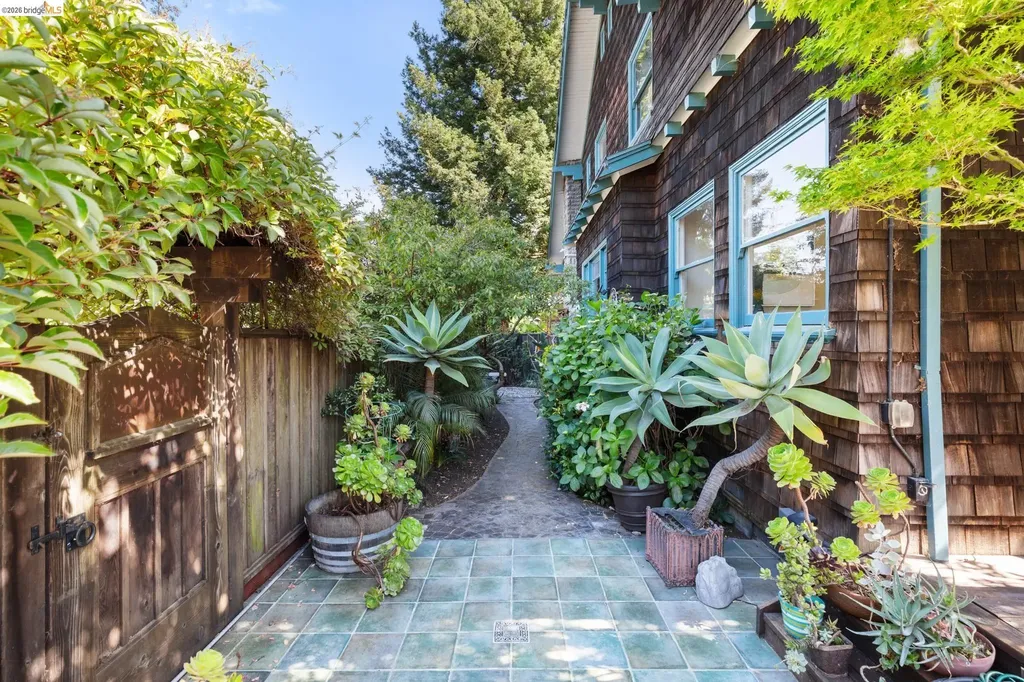 5690 Ocean View Drive Oakland CA 94618