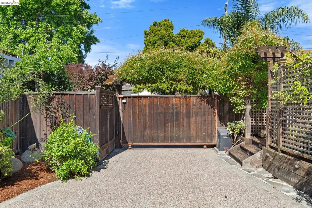 5690 Ocean View Drive Oakland CA 94618