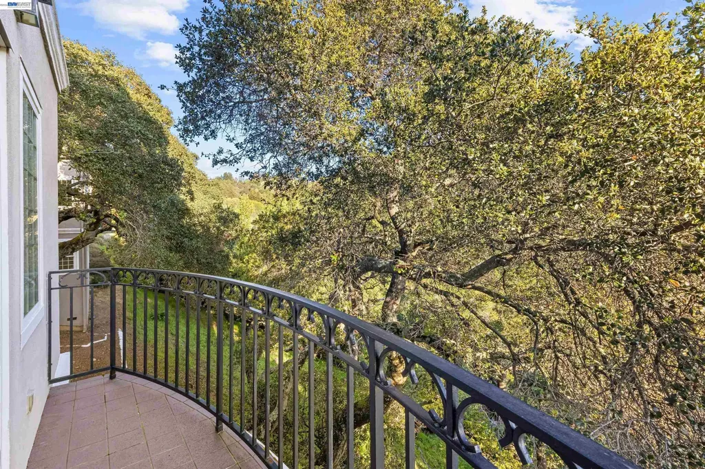4636 Redwood Road Oakland CA 94619