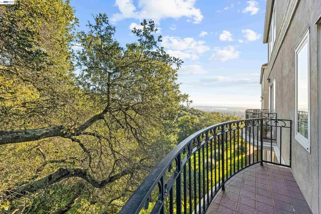 4636 Redwood Road Oakland CA 94619