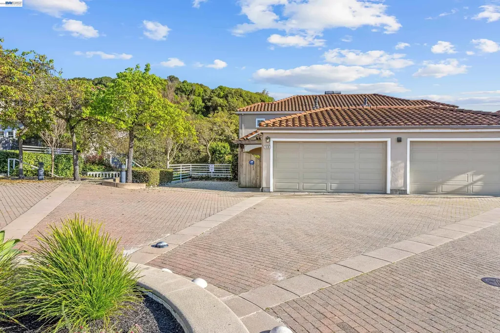 4636 Redwood Road Oakland CA 94619