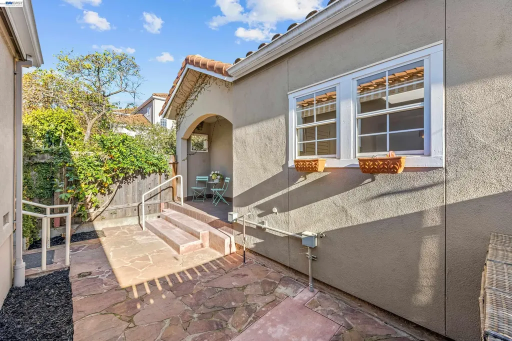 4636 Redwood Road Oakland CA 94619