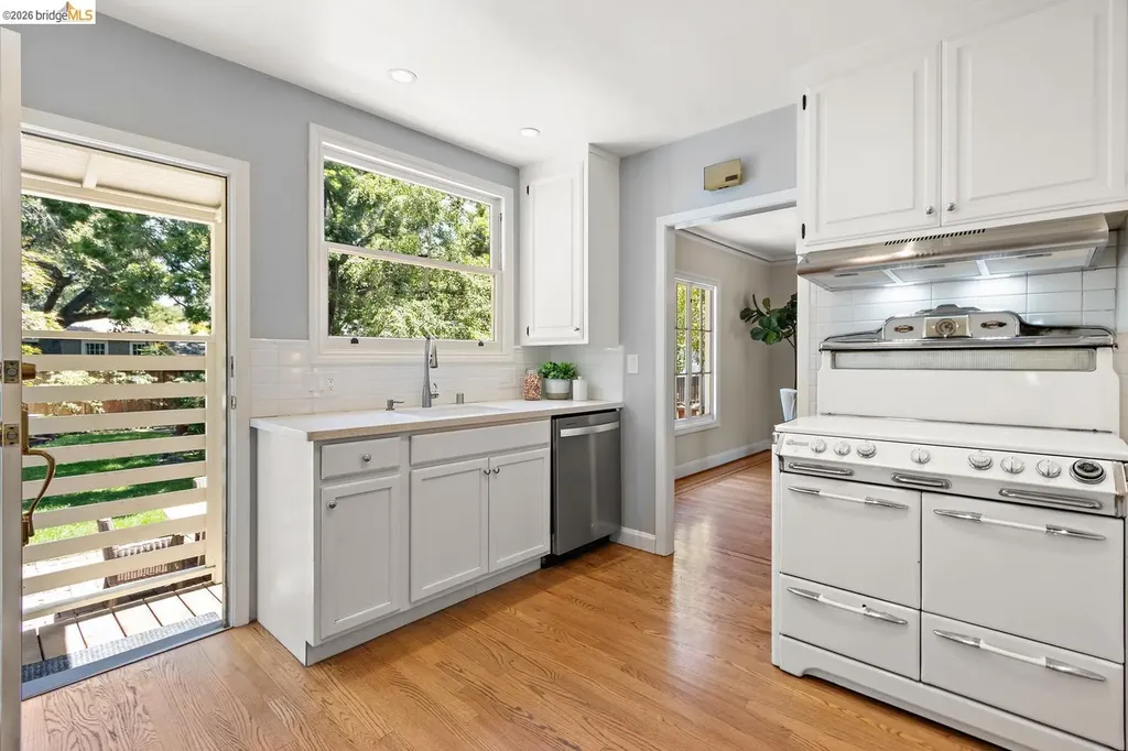 859 Sunnyhills Road Oakland CA 94610