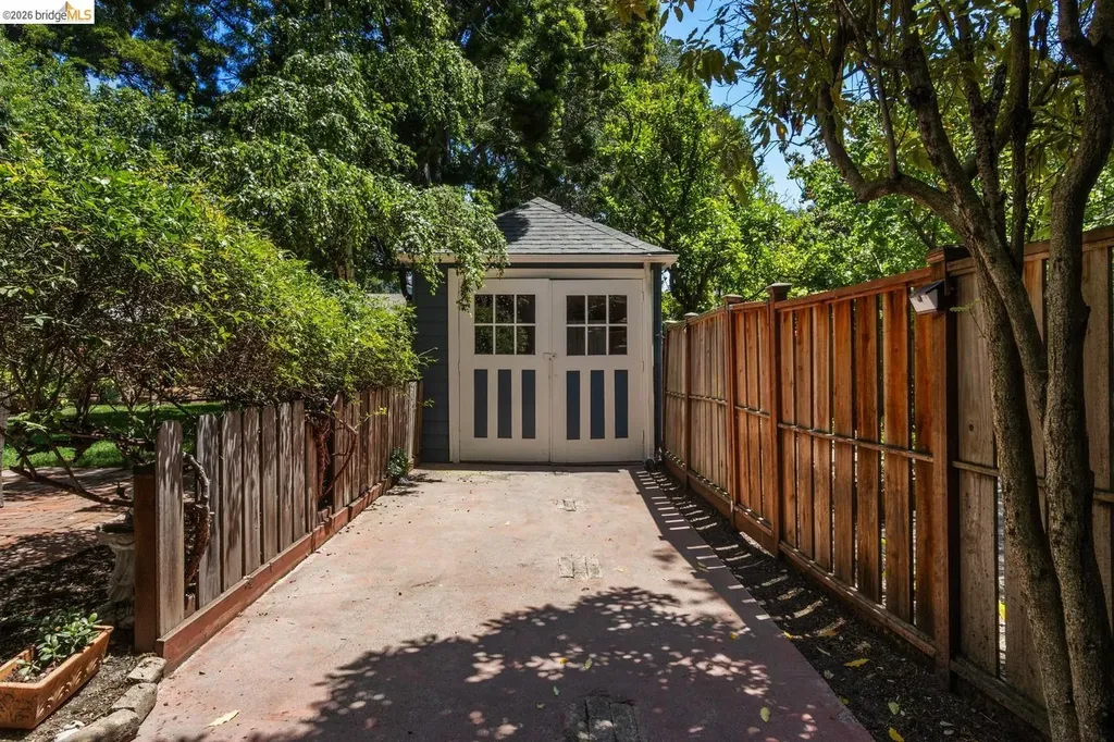 859 Sunnyhills Road Oakland CA 94610