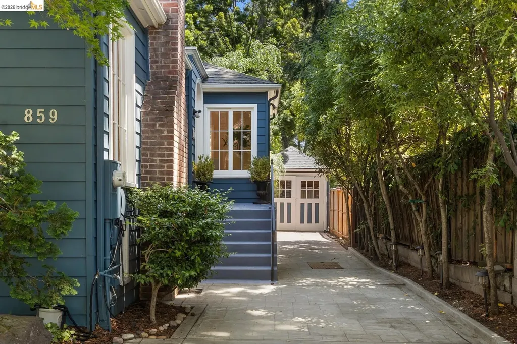 859 Sunnyhills Road Oakland CA 94610