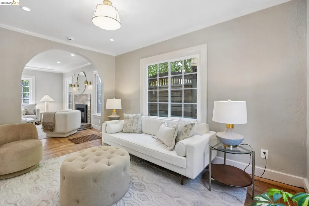 976 Grosvenor Place Oakland CA 94610