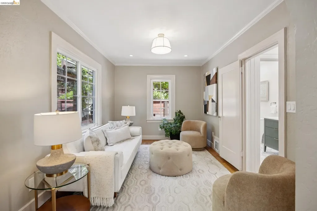 976 Grosvenor Place Oakland CA 94610