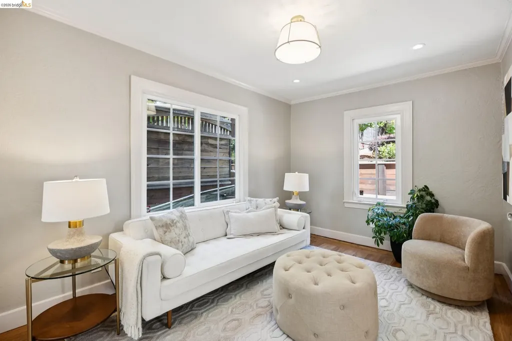 976 Grosvenor Place Oakland CA 94610