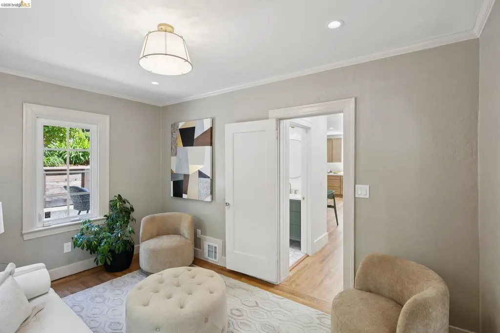 976 Grosvenor Place Oakland CA 94610