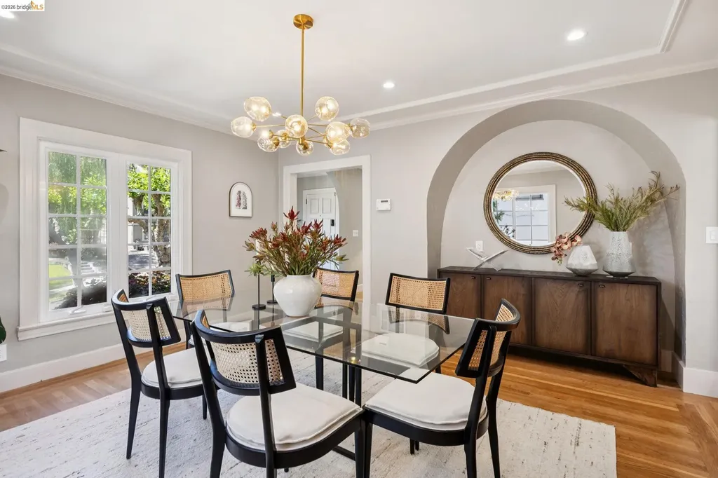 976 Grosvenor Place Oakland CA 94610