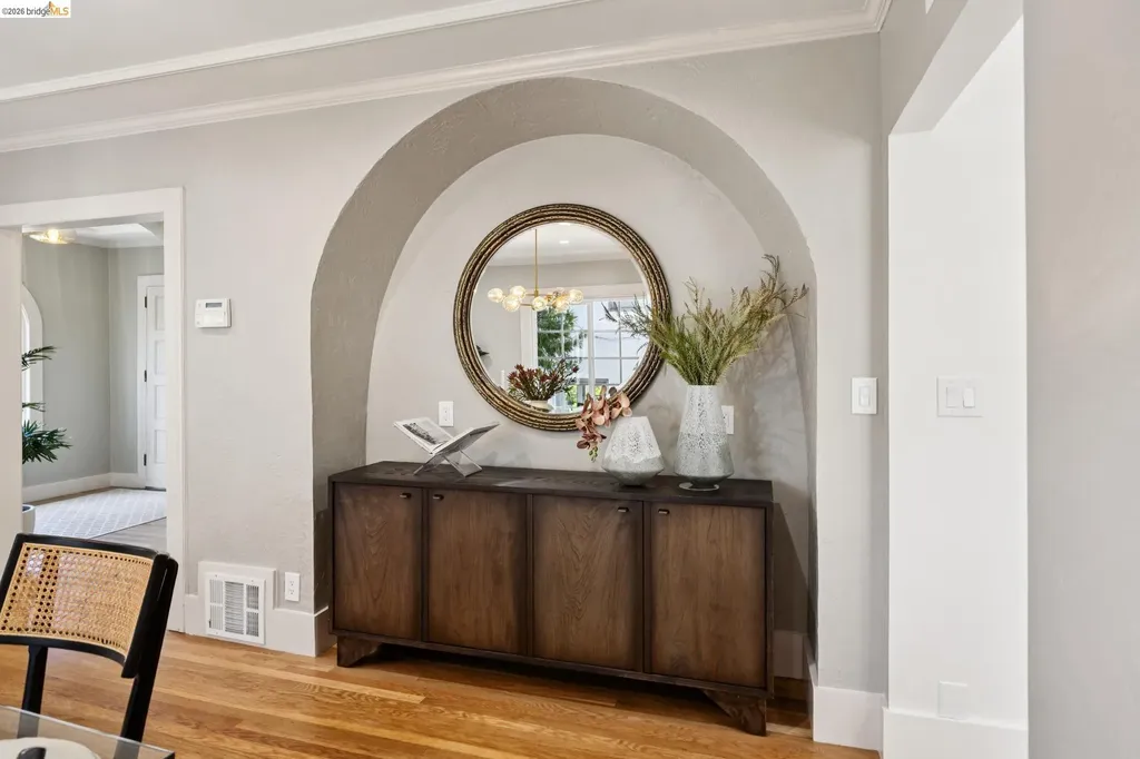 976 Grosvenor Place Oakland CA 94610