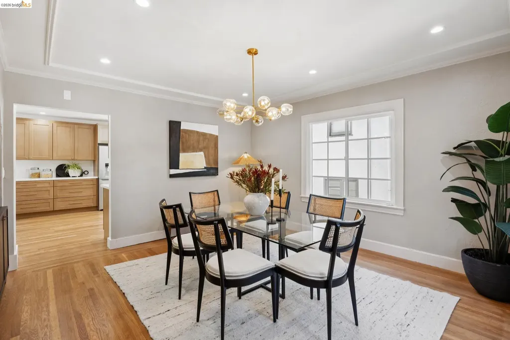 976 Grosvenor Place Oakland CA 94610