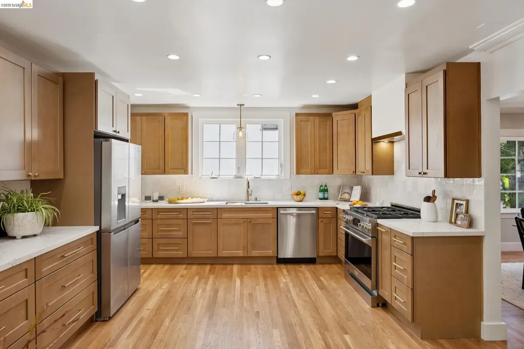 976 Grosvenor Place Oakland CA 94610