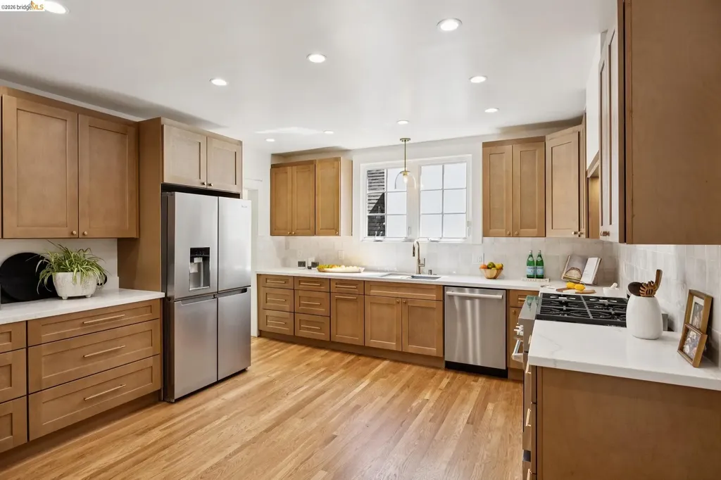 976 Grosvenor Place Oakland CA 94610