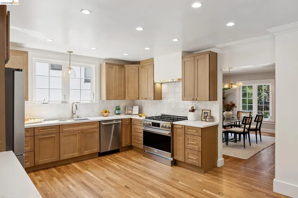 976 Grosvenor Place Oakland CA 94610
