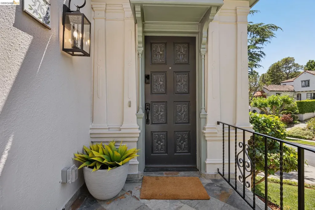 976 Grosvenor Place Oakland CA 94610