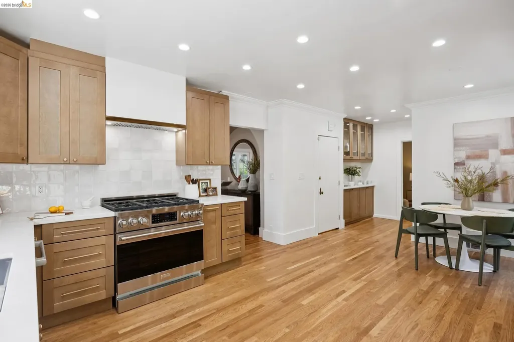 976 Grosvenor Place Oakland CA 94610