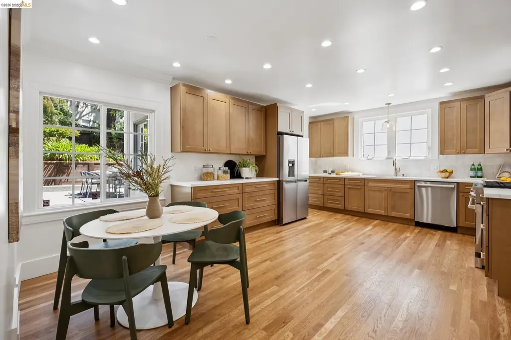 976 Grosvenor Place Oakland CA 94610