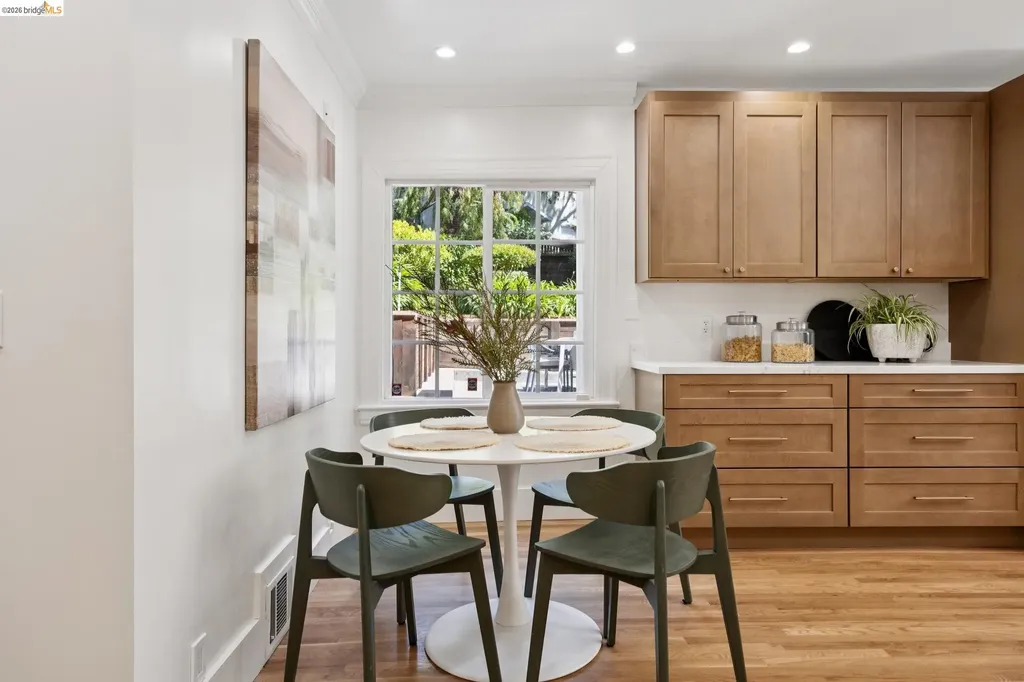 976 Grosvenor Place Oakland CA 94610