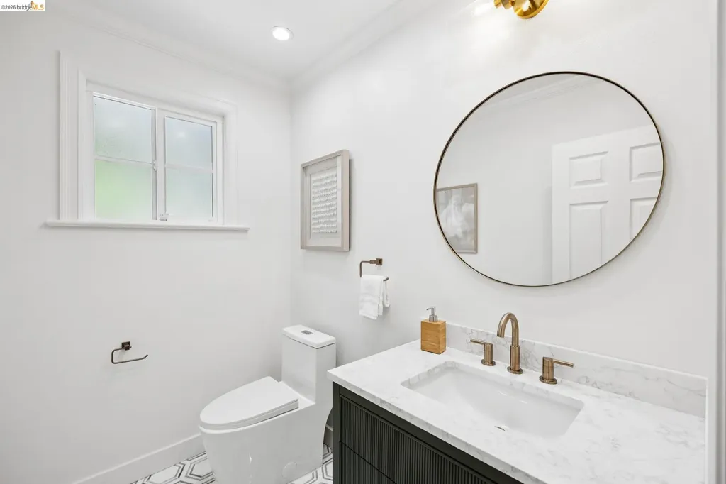976 Grosvenor Place Oakland CA 94610