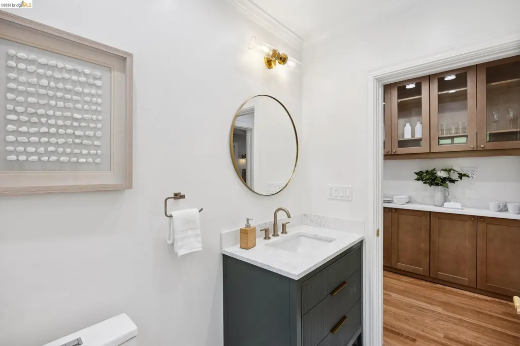 976 Grosvenor Place Oakland CA 94610
