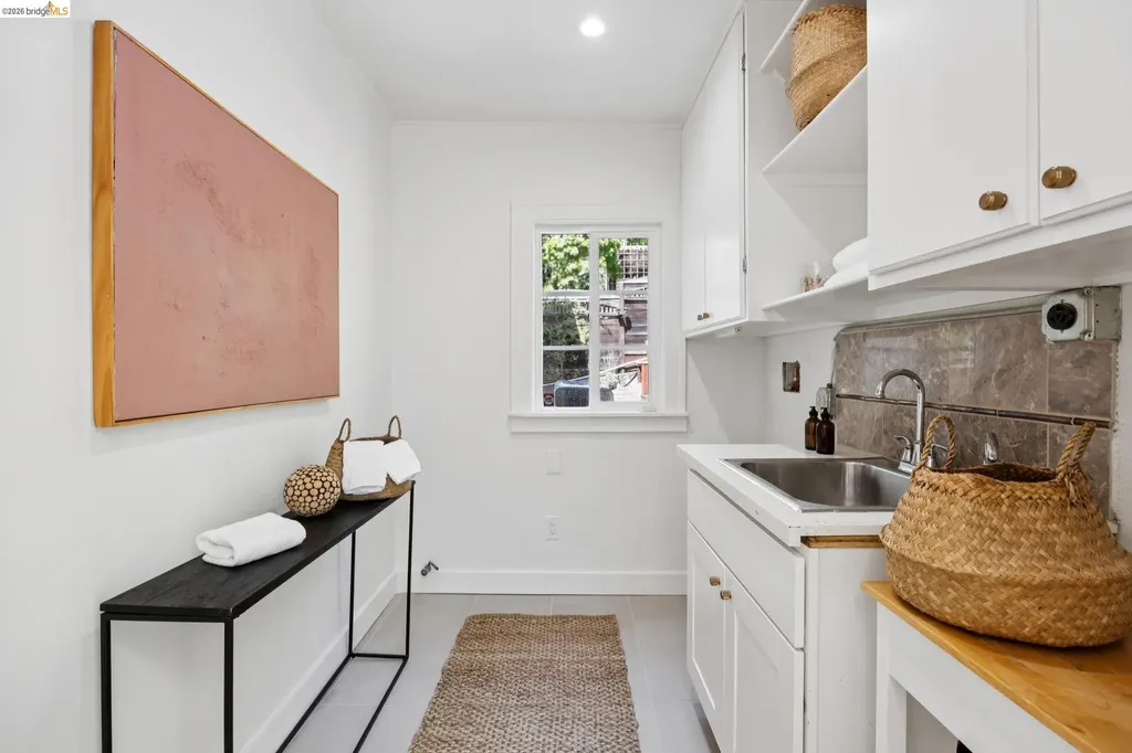 976 Grosvenor Place Oakland CA 94610