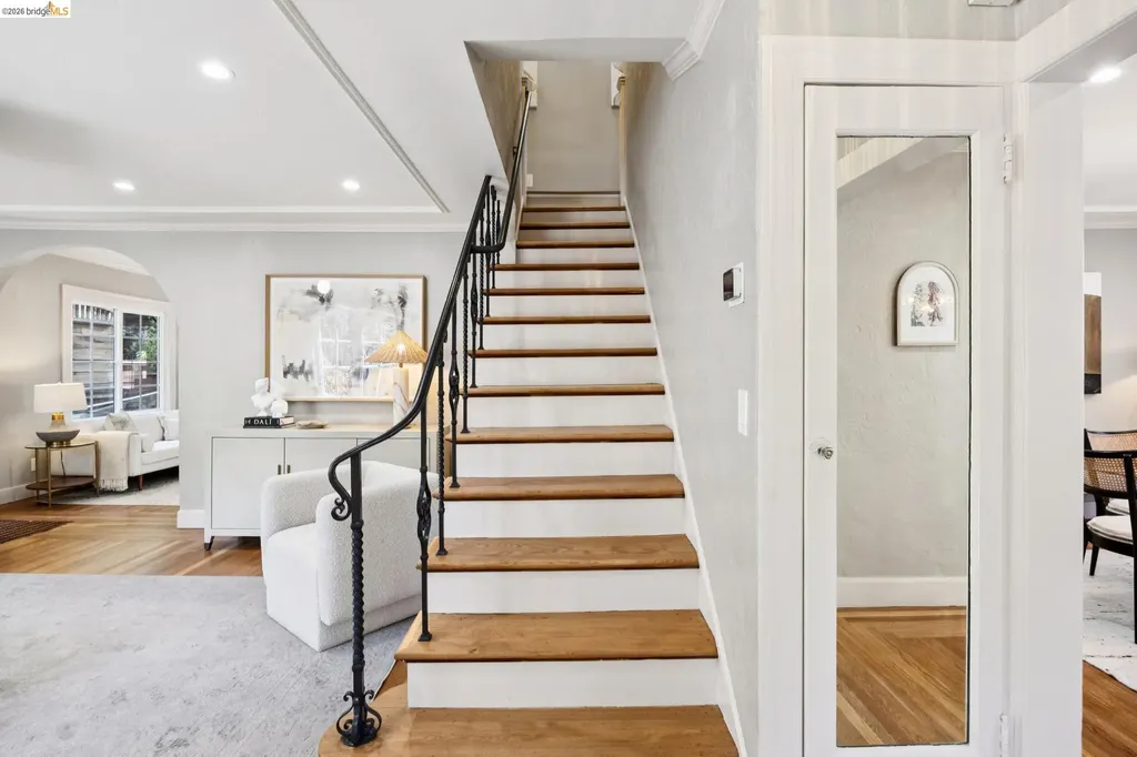 976 Grosvenor Place Oakland CA 94610