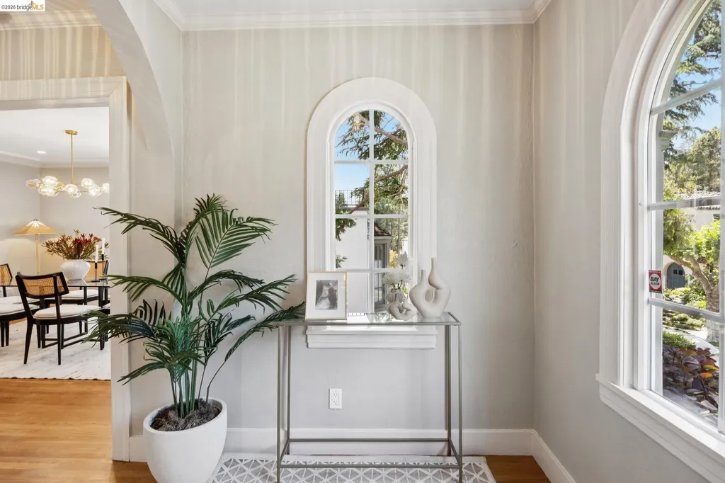 976 Grosvenor Place Oakland CA 94610