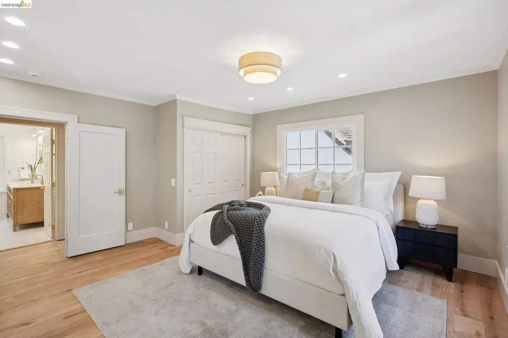 976 Grosvenor Place Oakland CA 94610