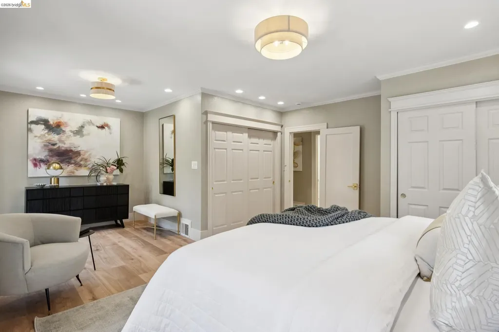 976 Grosvenor Place Oakland CA 94610