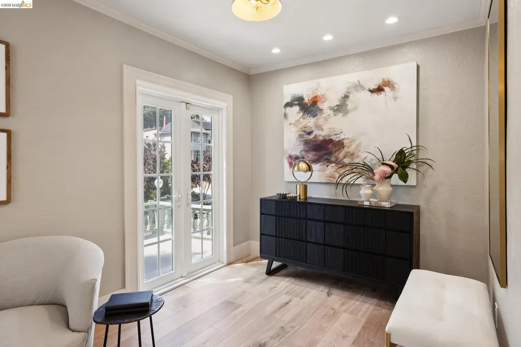 976 Grosvenor Place Oakland CA 94610